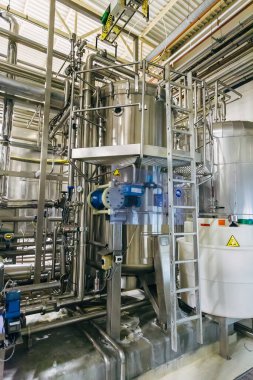 Bira fabrikasında modern demleme ekipmanları, fermantasyon ve içecek olgunlaşması için çelik variller..