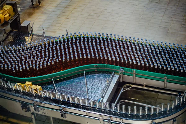 Moderne Geautomatiseerde Bier Bottelen Productielijn Bierflessen Verplaatsen Transportband — Stockfoto