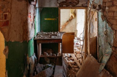 Harap olmuş terk edilmiş evin içi..