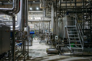 Bira fabrikasında modern demleme ekipmanları, fermantasyon ve içecek olgunlaşması için çelik variller..