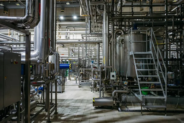 啤酒厂的现代酿造设备 发酵用钢瓶及饮料的成熟 — 图库照片