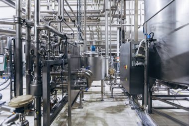 Modern bira fabrikası. Filtreleme fıçıları, boru hatları, vanalar ve bira üretim hattının diğer ekipmanları.