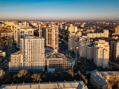 Akşam Voronezh, modern yüksek binaların inşaatı, insansız hava aracının hava manzarası..