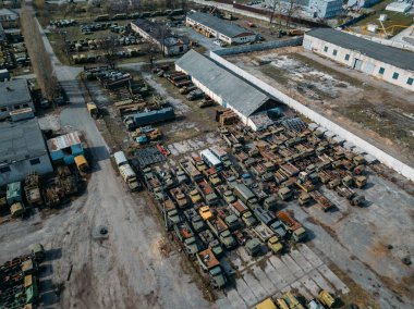 Eski paslı Rus askeri arabaları hurda metal ve hava manzarası için..