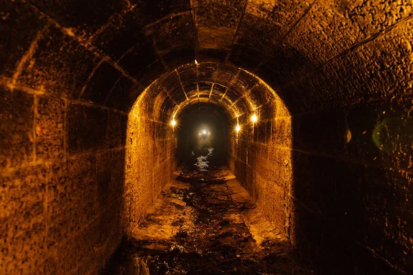 Gamla Välvda Översvämmade Runda Underjordiska Avloppstunnel Med Smutsigt Avloppsvatten — Stockfoto