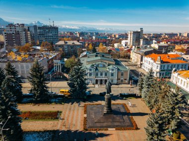 Olykavkaz, Kuzey Osetya 'nın başkenti. İHA uçuşundan tarihi şehir merkezi.