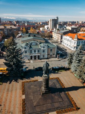 Olykavkaz, Kuzey Osetya 'nın başkenti. İHA uçuşundan tarihi şehir merkezi.