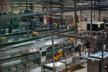 Modern otomatik bira şişeleme üretim hattı. Konveyör üzerinde hareket eden bira şişeleri.