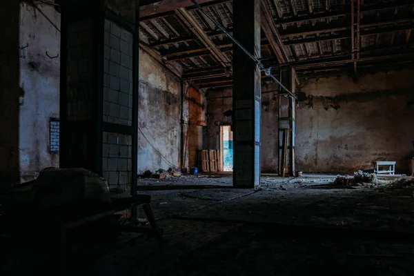 Velho Quebrado Vazio Edifício Industrial Abandonado Interior — Fotografia de Stock