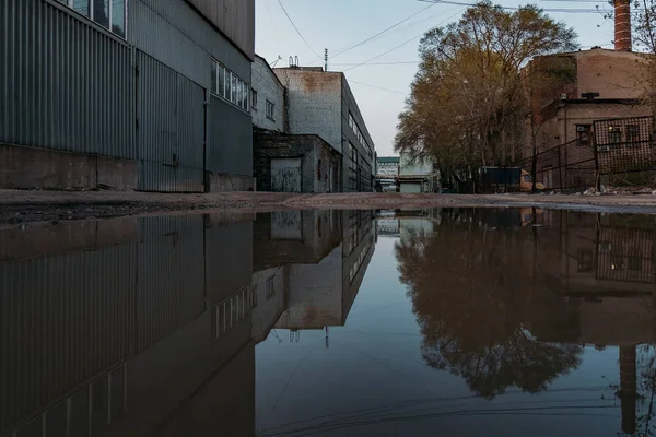 Edifícios Industriais Refletidos Piscina Água Chuva — Fotografia de Stock