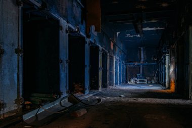 Endüstriyel bina ya da deponun içi yanmış. Yangının sonuçları.