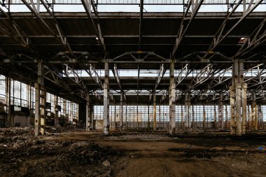 Yıkımı bekleyen büyük sanayi salonunu terk ettim. Eski Voronezh kazıcı fabrikası.