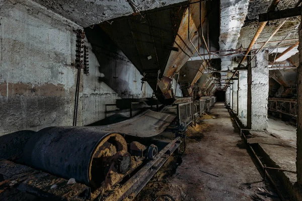 Elhagyott Cement Betongyár Régi Szállítószalag Rozsdás Ugródeszka — Stock Fotó