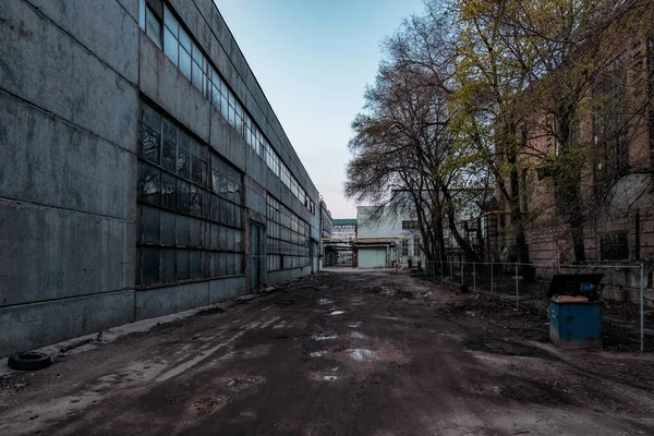 Território Depressivo Área Industrial Abandonada Armazéns Antigos — Fotografia de Stock