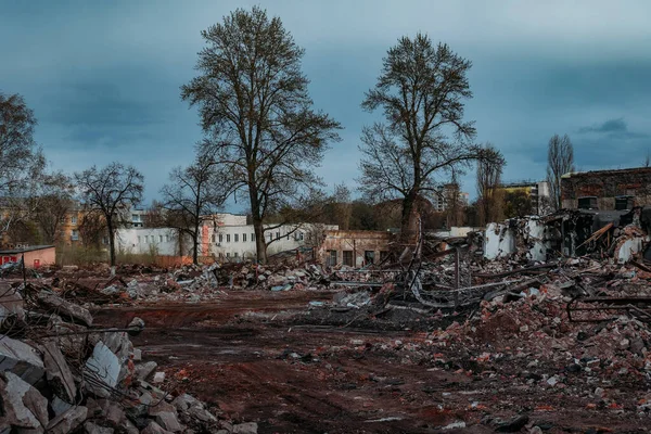 Ruinas de viejo edificio industrial demolido. Concepto de desastre o consecuencias de guerra — Foto de Stock