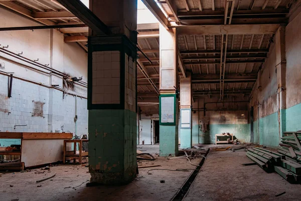 Starý rozbitý prázdný opuštěný interiér průmyslové budovy — Stock fotografie