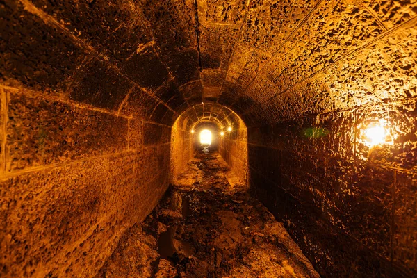 Altes Gewölbe überflutet unterirdischen Abwasserkanaltunnel mit Schmutzwasser — Stockfoto