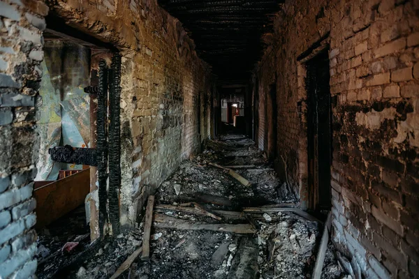 Égett régi ház belseje. Tönkretett koridor falak fekete korommal. A tűz következményei — Stock Fotó