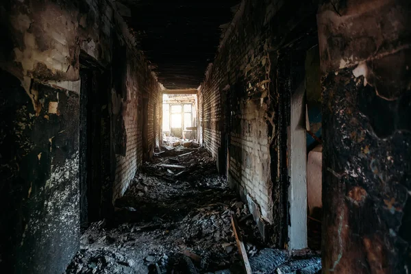 Спалений старий інтер'єр будинку. Зруйновані стіни коридору в чорній сажі. Наслідки пожежі — стокове фото