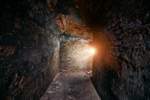 Historisk underjordisk röd tegelpassage under gamla stan — Stockfoto