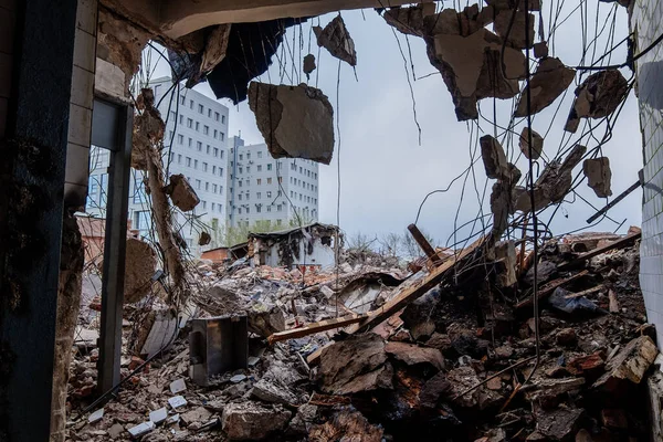 Ruinas de viejo edificio industrial demolido. Concepto de desastre o consecuencias de guerra — Foto de Stock