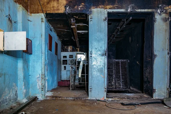 Interior quemado de edificio industrial. Consecuencias del fuego — Foto de Stock