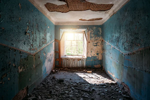 Interior Casa Abandonada Habitación Sucia Paredes Peladas Podridas — Foto de Stock