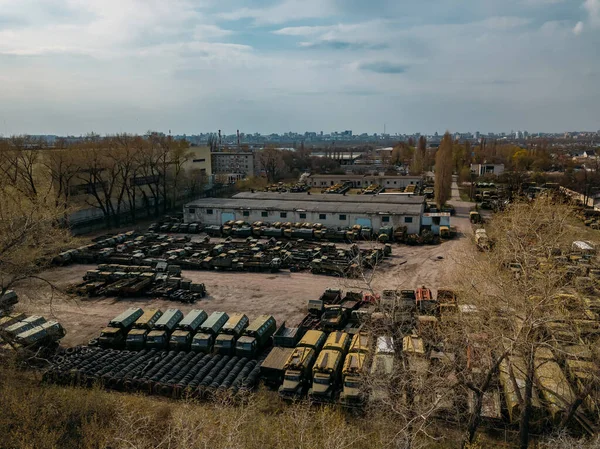 Alte Rostige Kaputte Russische Militärautos Für Schrott Industriegebiet Luftaufnahme — Stockfoto