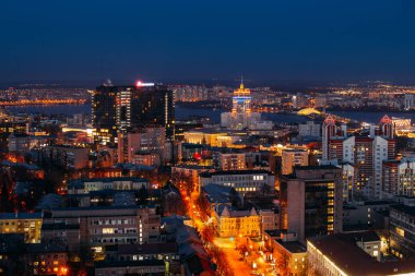 Gece Voronezh şehir merkezi ufuk çizgisi, çatıdan hava manzarası.