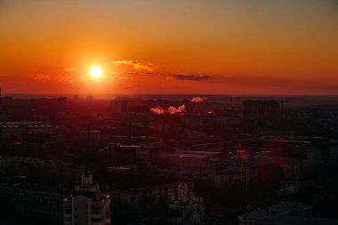 Yaz akşamı Voronej'in üzerinde gün batımı. Yakından kapatın. Yerleşim alanına havadan görünüm.