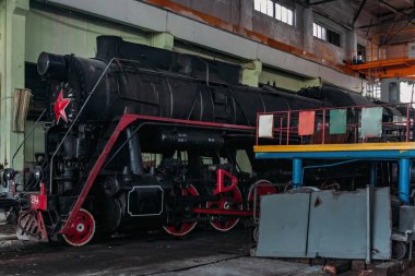 Tren istasyonundaki eski Sovyet buharlı lokomotifi..