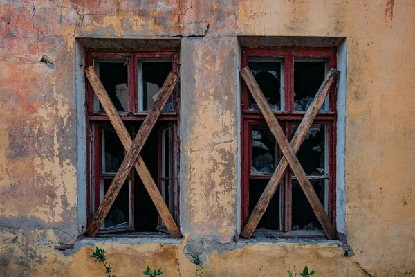 Parede Edifício Abandonado Com Janelas Quebradas — Fotografia de Stock