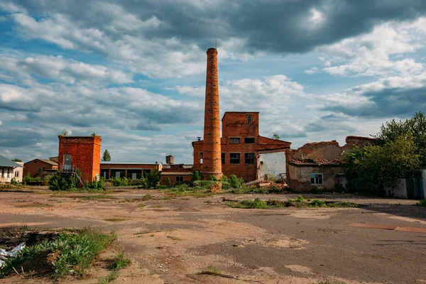 Έδαφος Εγκαταλελειμμένης Βιομηχανικής Περιοχής Που Αναμένει Κατεδάφιση Ανοικοδόμηση — Φωτογραφία Αρχείου