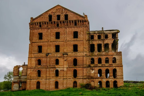 Edificio Industrial Abandonado Ladrillo Rojo Antiguo Molino Agua Ruinas — Foto de Stock