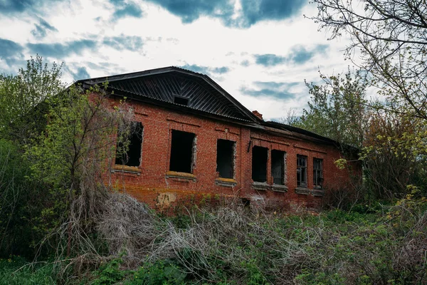旧的废弃红砖建筑 以前的农村学校 — 图库照片