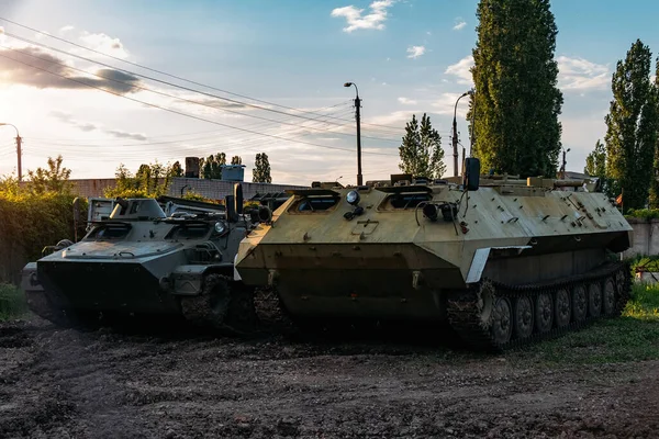 Alte Russische Panzerfahrzeuge Vor Sonnenuntergang Auf Einem Militärstützpunkt — Stockfoto