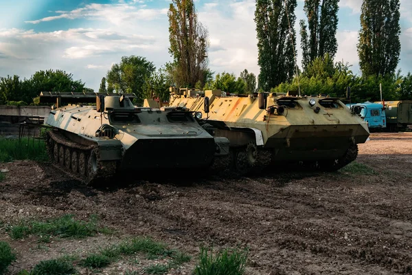 Alte Russische Panzerfahrzeuge Vor Sonnenuntergang Auf Einem Militärstützpunkt — Stockfoto