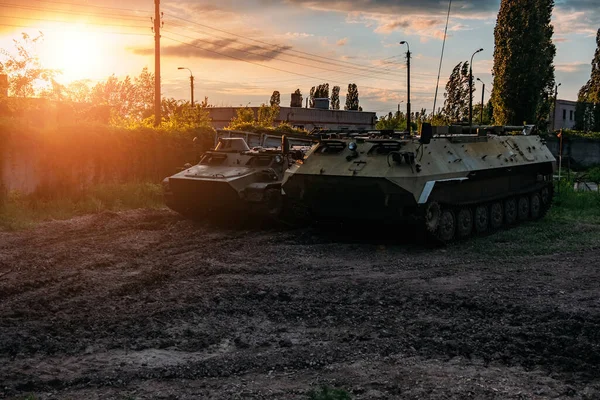 Alte Russische Panzerfahrzeuge Vor Sonnenuntergang Auf Einem Militärstützpunkt — Stockfoto