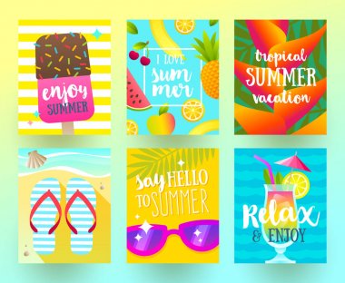 Yaz tatil ve tatil tropikal posterler veya tebrik kartı kümesidir. Vektör düz tasarımı
