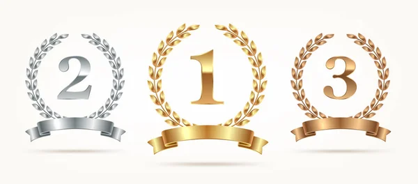 Conjunto de emblemas de rango oro, plata, bronce. Primer lugar, segundo lugar y tercer lugar signos con corona de laurel y cinta. Ilustración vectorial — Vector de stock