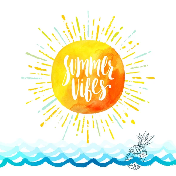 Zomer vibes - zomer vakantie wenskaart. Handgeschreven kalligrafie op een aquarel zon met veelkleurige sunburst boven de oceaan golven vectorillustratie. — Stockvector