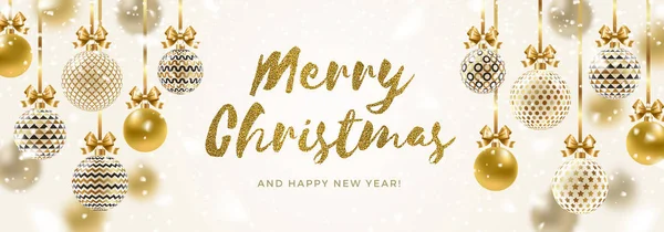 Weihnachtsgrußkarte - gemusterte goldene Kugeln mit Schleife unter Schnee und Pinsel Kalligrafie glitzern goldenen Gruß. Vektorillustration. — Stockvektor