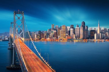 Gündoğumu San Francisco'da ile Körfez Köprüsü ön planda. Ünlü Amerika şehir inanılmaz görünümüne. California tema. Sanat Fotoğrafçılık.