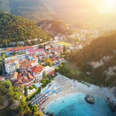 Parga bağlantı noktasına - Yunanistan kumsalda sunrise şaşırtıcı görünümü.