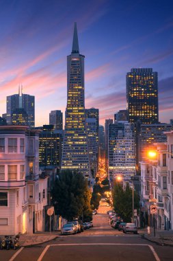 San Francisco şehir merkezine sunrise - gece. Ünlü tipik binaları önünde. California Tema.