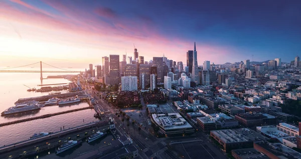 San Francisco-Panorama bei Sonnenaufgang mit Uferpromenade und Innenstadt. kalifornien thema hintergrund. Kunstfotografie. — Stockfoto