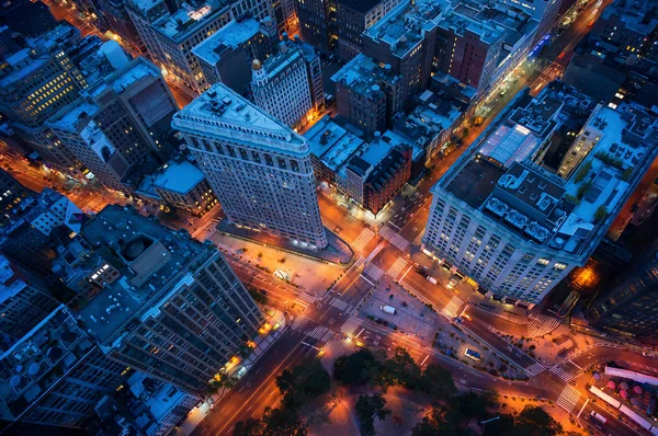 Ruas de Nova Iorque à noite. Vista aérea para Manhattan na baixa. Tema América. Tema da Apple grande . — Fotografia de Stock