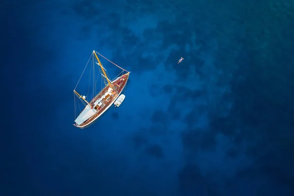 Дивовижний вид на яхту і чисту воду на сході сонця Карибський рай . — стокове фото