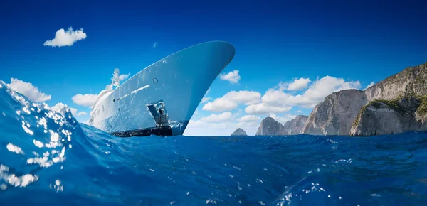Yacht di lusso sul mare preso dall'acqua con montagne sullo sfondo. Incredibile bella vista . — Foto Stock