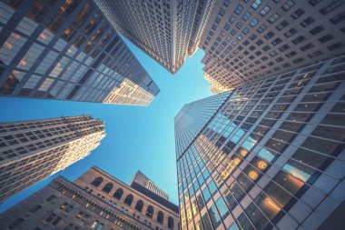 Ofis binası arka planında eski tarz renkler var. New York şehir merkezinin Manhattan binaları - Wall Street